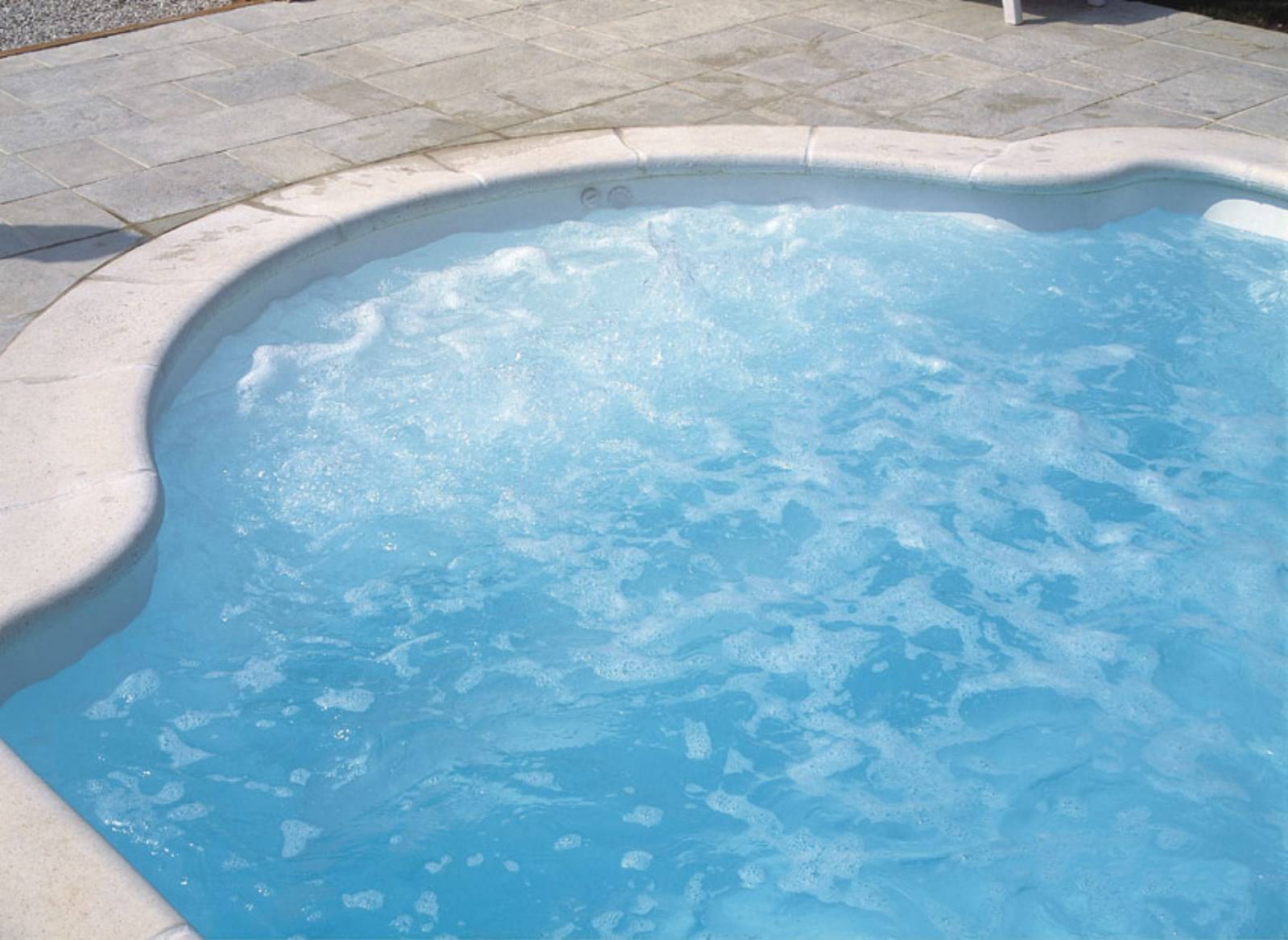 Piscine coque polyester avec balneo dans les escaliers sur Narbonne