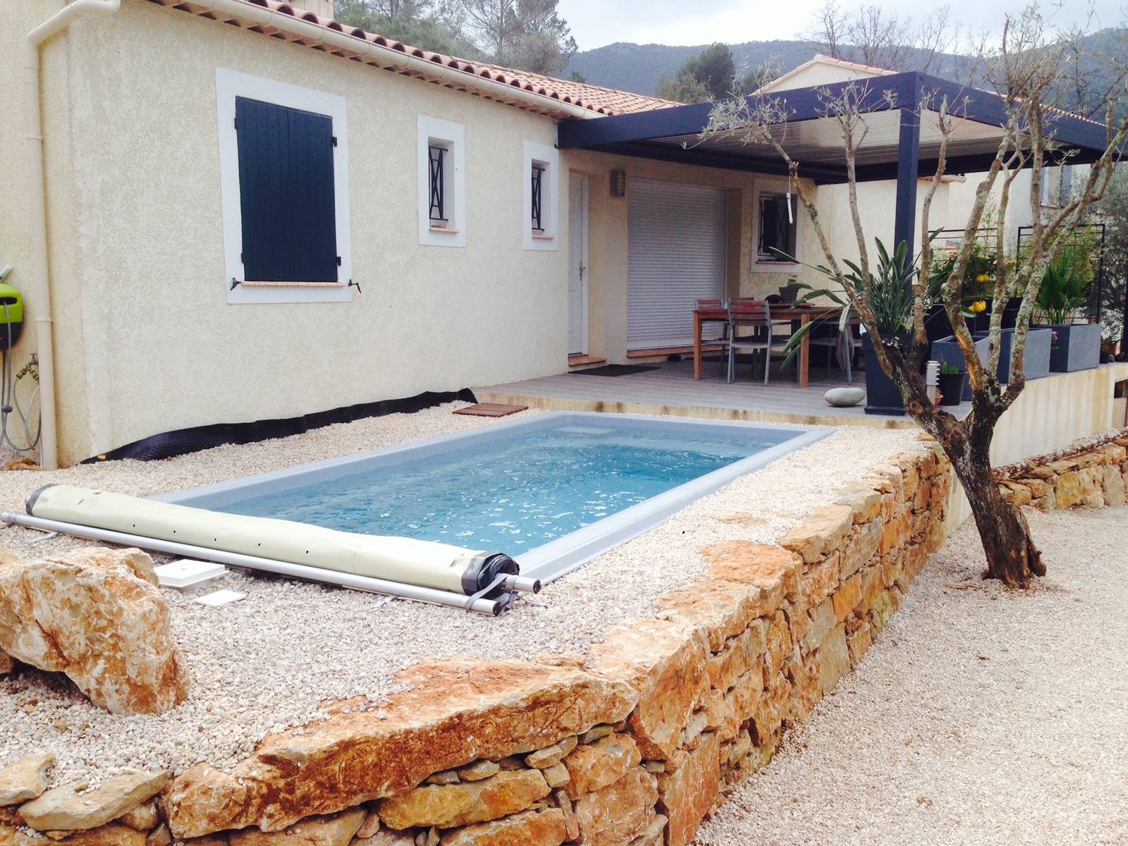 Modèle de petite piscine coque polyester à Marignane