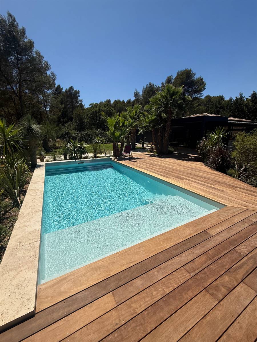 PISCINE COQUE POLYESTER AVEC COUVERTURE AUTOMATIQUE IMMERGÉE EN FOND MODÈLE NOUMÉA