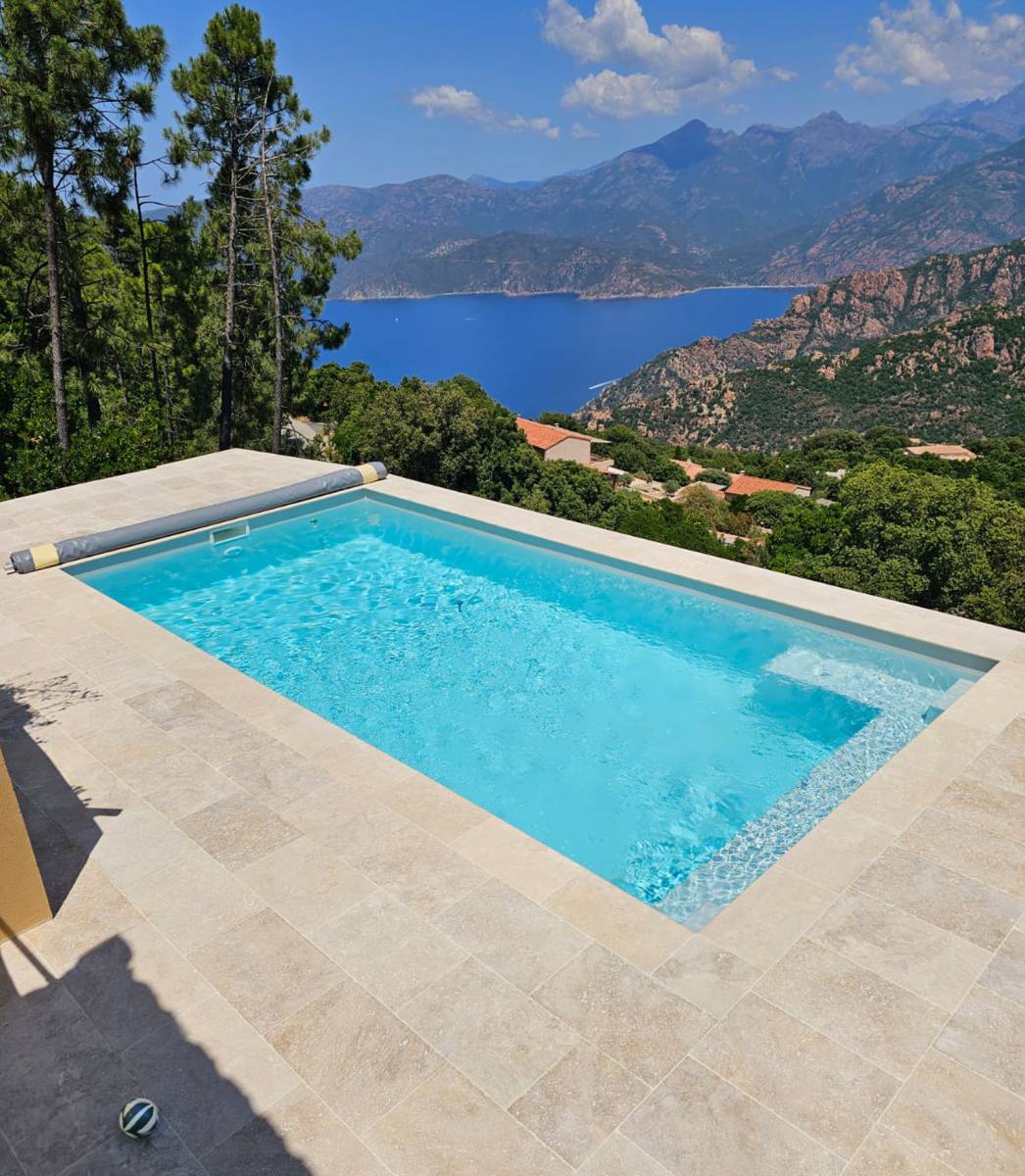 PISCINE COQUE POLYESTER À FOND PLAT, ANGLES DROITS ET PAROIS DROITES MODÈLE MAUI