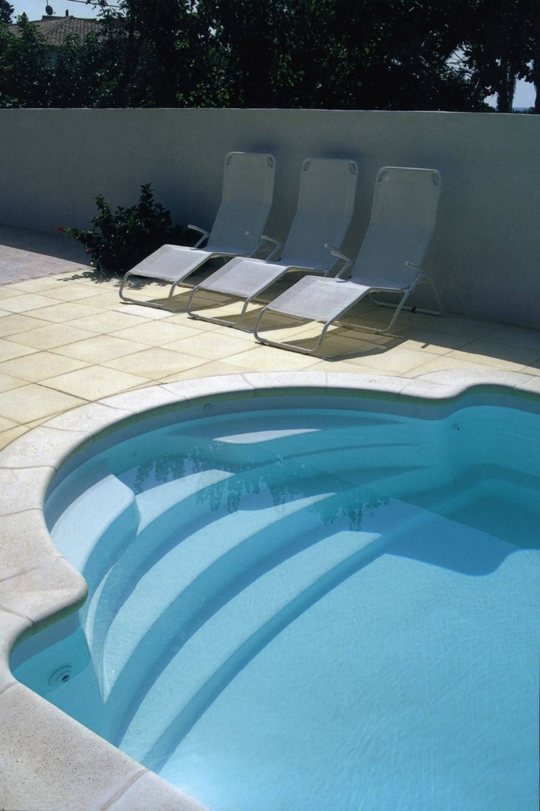 Vente et pose sur Béziers d'une piscine 7X3 avec fond incliné