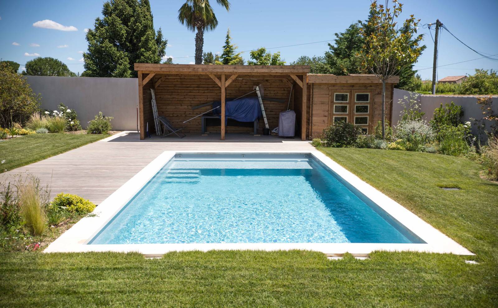 PISCINE COQUE POLYESTER AVEC COUVERTURE AUTOMATIQUE IMMERGÉE EN FOND MODÈLE TONGA