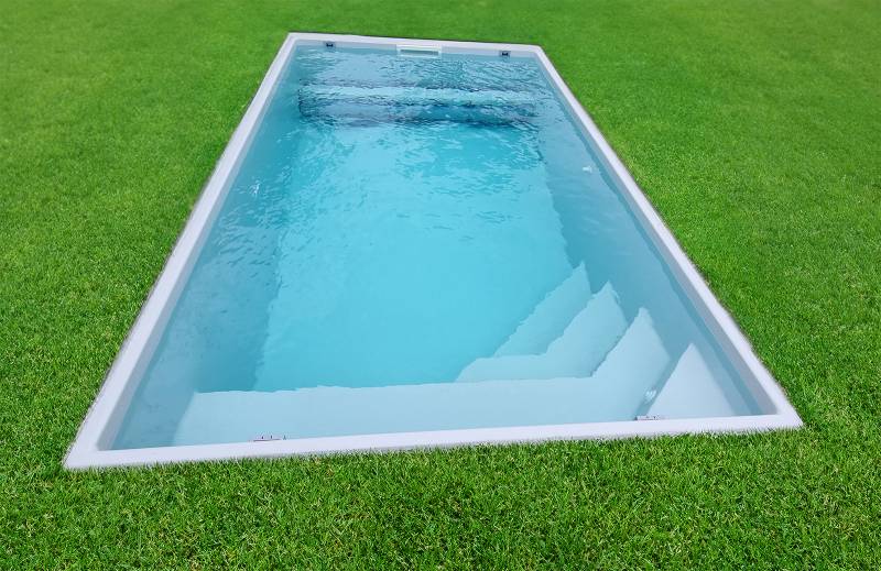 PISCINE COQUE POLYESTER AVEC COUVERTURE AUTOMATIQUE IMMERGÉE EN FOND MODÈLE TANNA