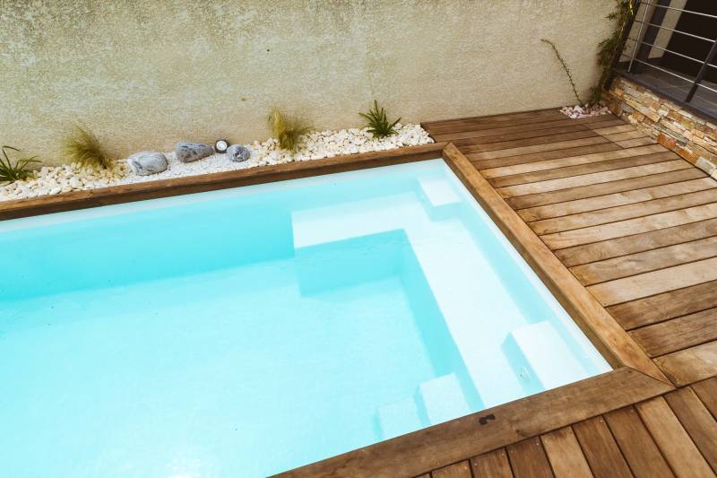 PISCINE COQUE POLYESTER DE MOINS DE 10M2 À FOND PLAT AVEC ESCALIER D'ANGLE MODÈLE WALLIS