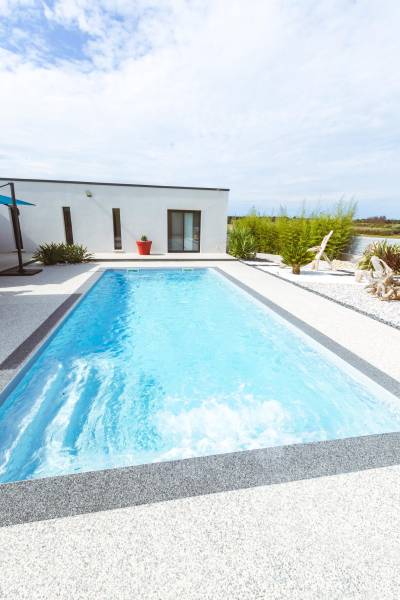 PISCINE COQUE POLYESTER RECTANGULAIRE AVEC ESCALIER D'ANGLE ET BANQUETTE MODÈLE BERMUDES