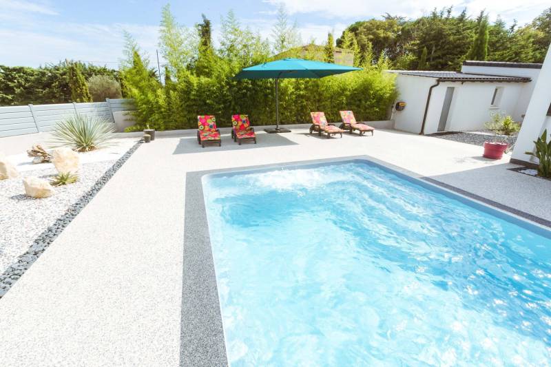 PISCINE COQUE POLYESTER RECTANGULAIRE AVEC ESCALIER D'ANGLE ET BANQUETTE MODÈLE BERMUDES