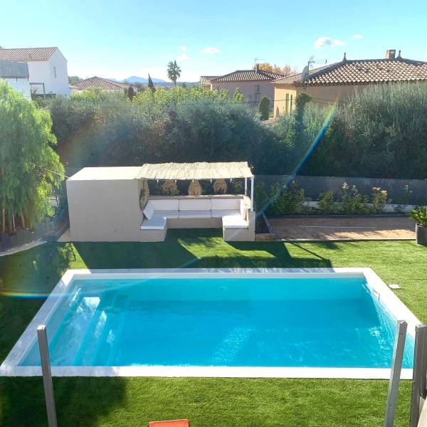 PISCINE COQUE POLYESTER À FOND PLAT, ANGLES ET PAROIS DROITS MODÈLE RÉUNION