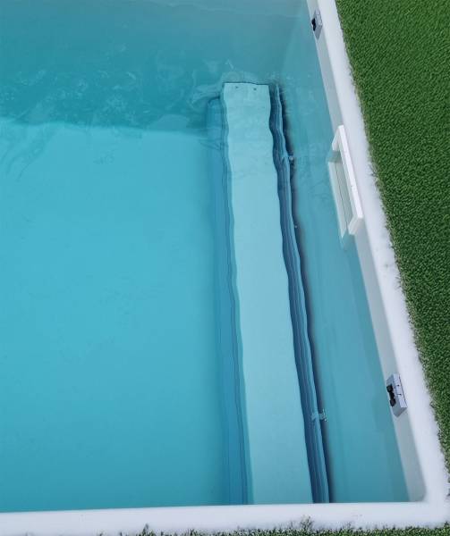 PISCINE COQUE POLYESTER AVEC COUVERTURE AUTOMATIQUE IMMERGÉE EN FOND MODÈLE TANNA