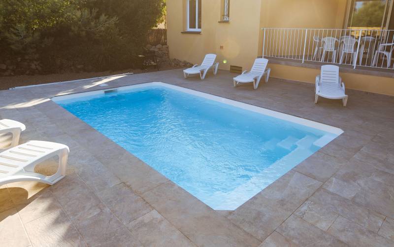 Piscine coque polyester rectangulaire avec escaliers d'angles réalisée à Arles modèle 630 SKF