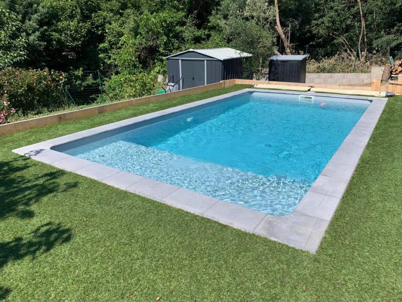 PISCINE COQUE POLYESTER AVEC PLAGE MODÈLE NOUMÉA