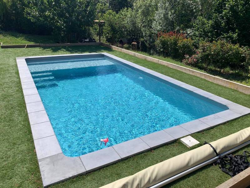 PISCINE COQUE POLYESTER AVEC PLAGE MODÈLE NOUMÉA