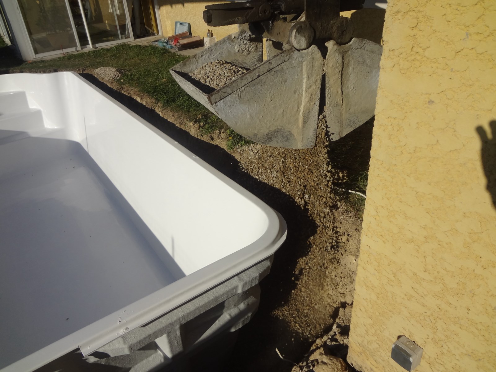 remblaiment d'une piscines polyester haut de gamme