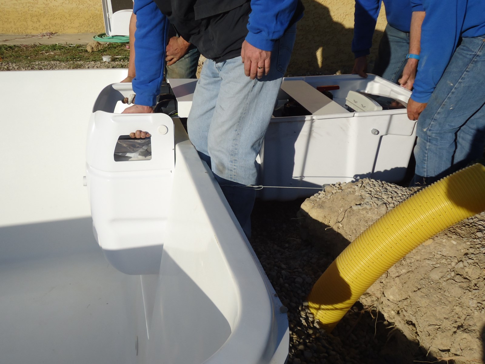 installation d'une filtration bloc filtrant sur une piscine coque polyester axeo piscines