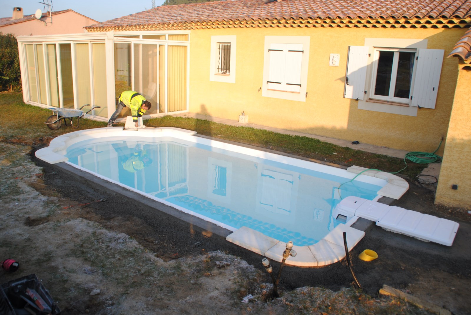 pose de margelles sur mesure sur une piscine coque polyester