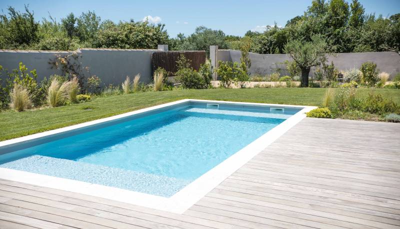 PISCINE COQUE POLYESTER AVEC PLAGE MODÈLE TONGA
