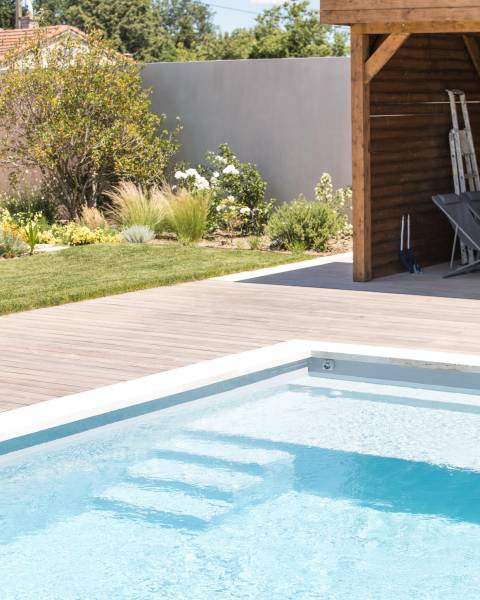 PISCINE COQUE POLYESTER AVEC PLAGE MODÈLE TONGA