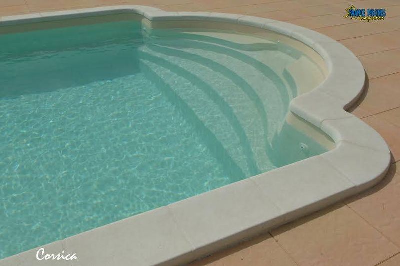 Grande piscine coque polyester 10X4 modèle CORSICA sur le Var