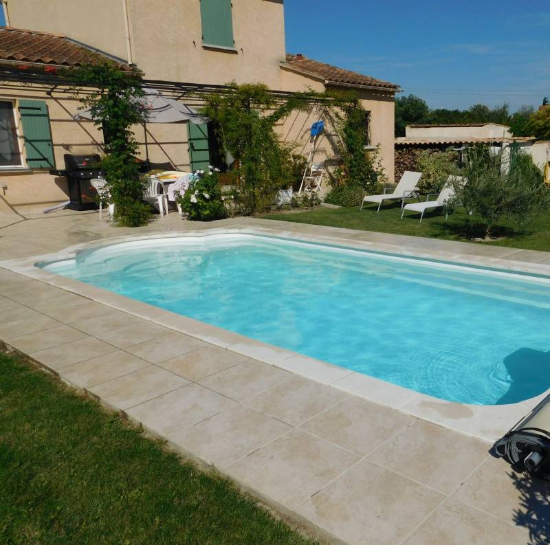 MODÈLE DE PISCINE COQUE POLYESTER À FOND PLAT À AUBAGNE MODÈLE DECLIC 730 FT