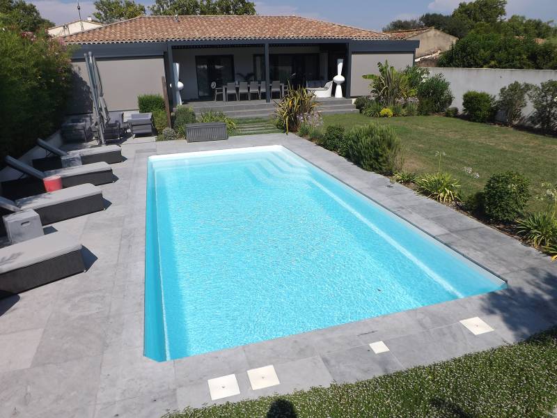 PISCINE COQUE POLYESTER ESCALIER D'ANGLE ET BANQUETTE MODÈLE BALI