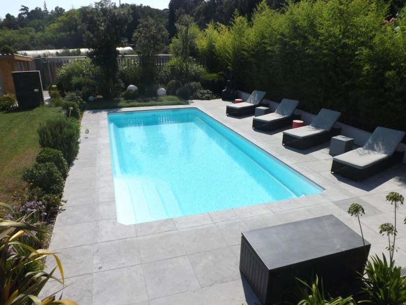 PISCINE COQUE POLYESTER ESCALIER D'ANGLE ET BANQUETTE MODÈLE BALI