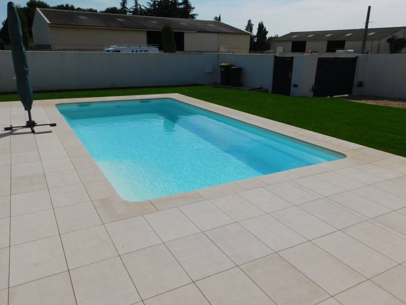 Acheter une piscine coque polyester 8X4 avec escalier d'angle sur Grenoble
