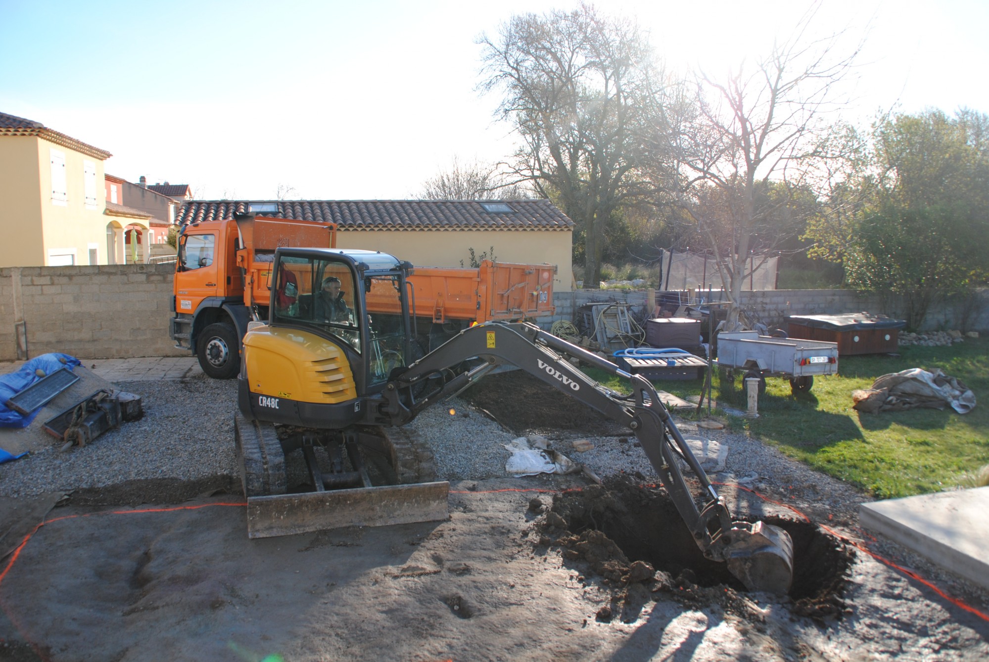 terrasement d'une piscine coque polyester avec évacuation des terres