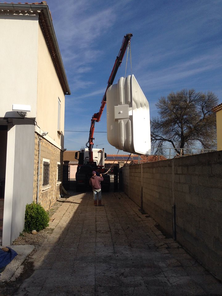 livraison d'une piscine avec camion grue