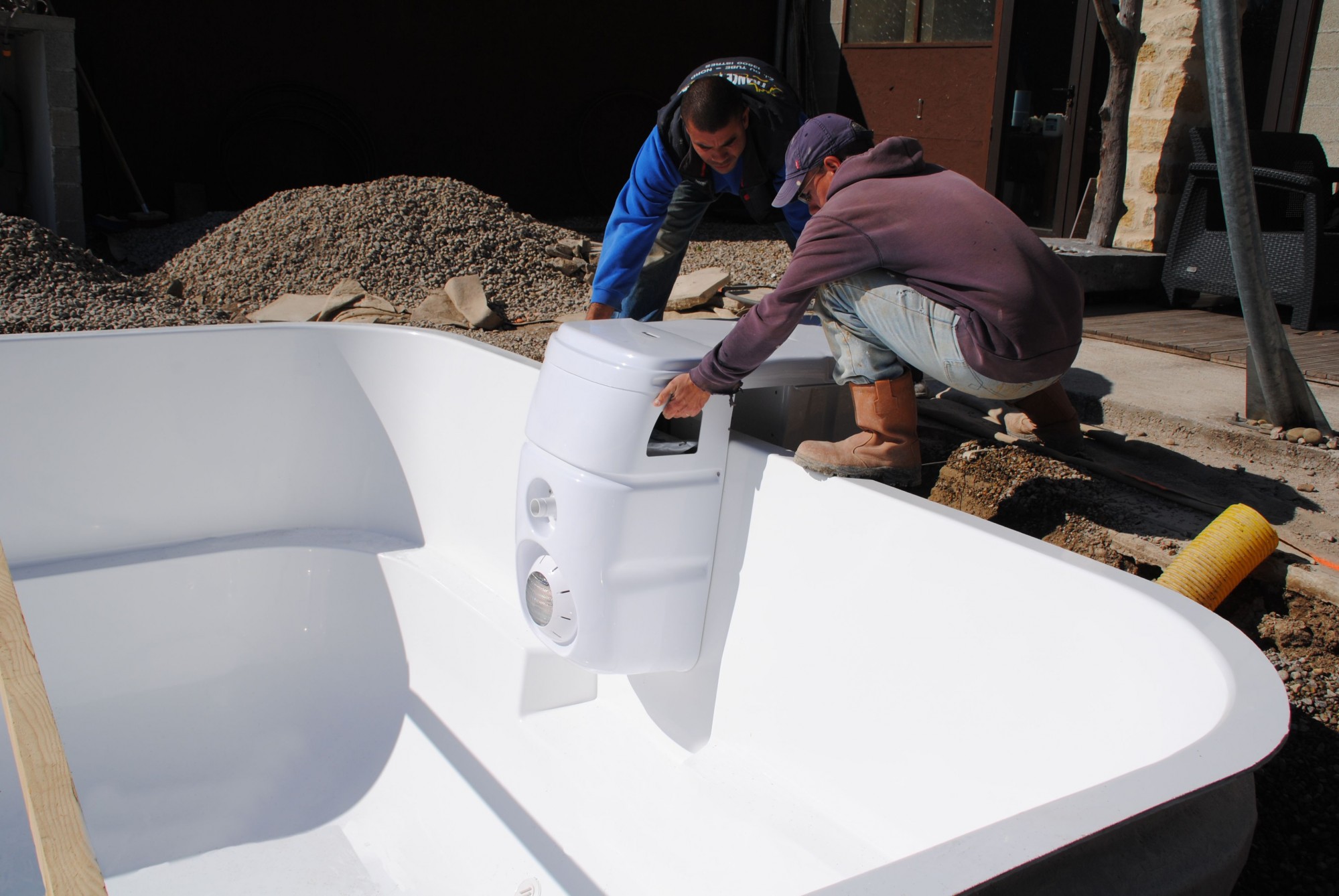 installation d'un bloc filtrant sur une piscine