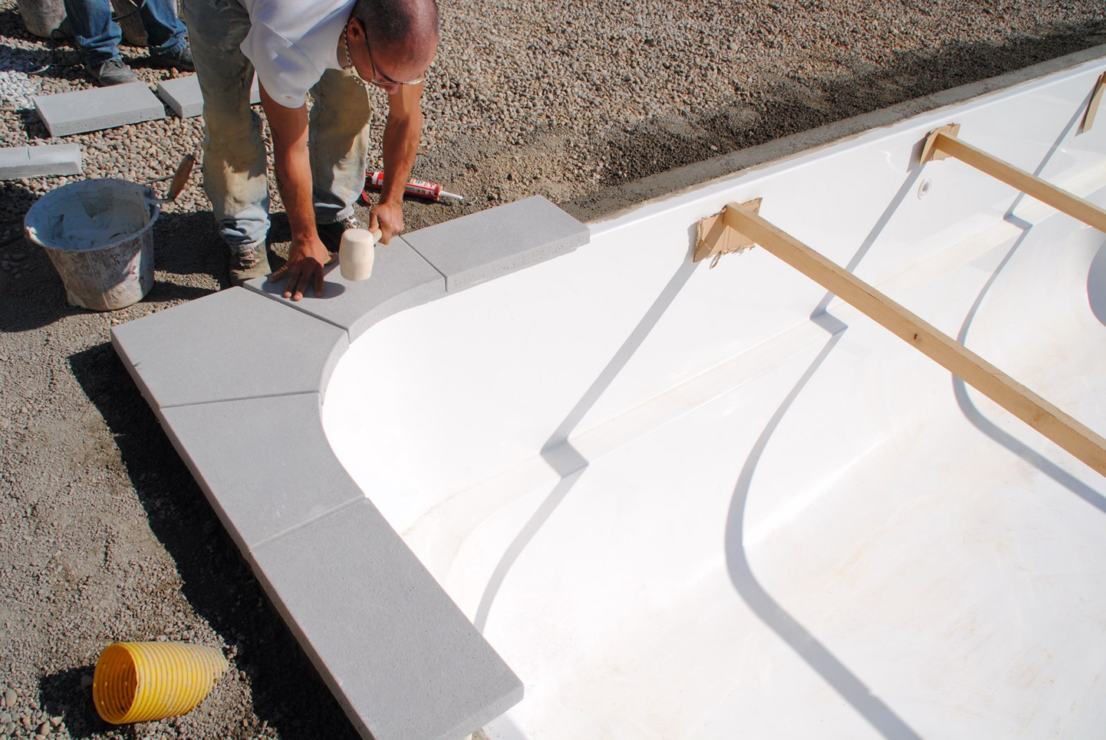 pose des margelles sur une piscine coque polyester