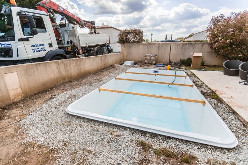 Piscine coque France Piscines Composites: une installation rapide.