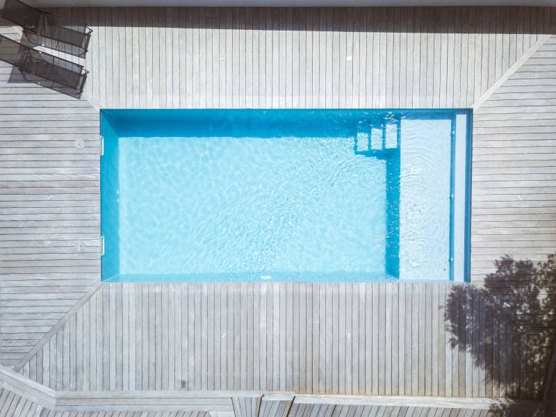 PISCINE COQUE POLYESTER AVEC PLAGE MODÈLE SAMOA
