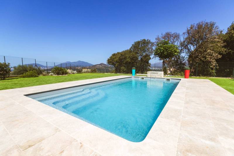 PISCINE COQUE POLYESTER AVEC BANQUETTE ET ESCALIER D'ANGLE MODÈLE BORNÉO