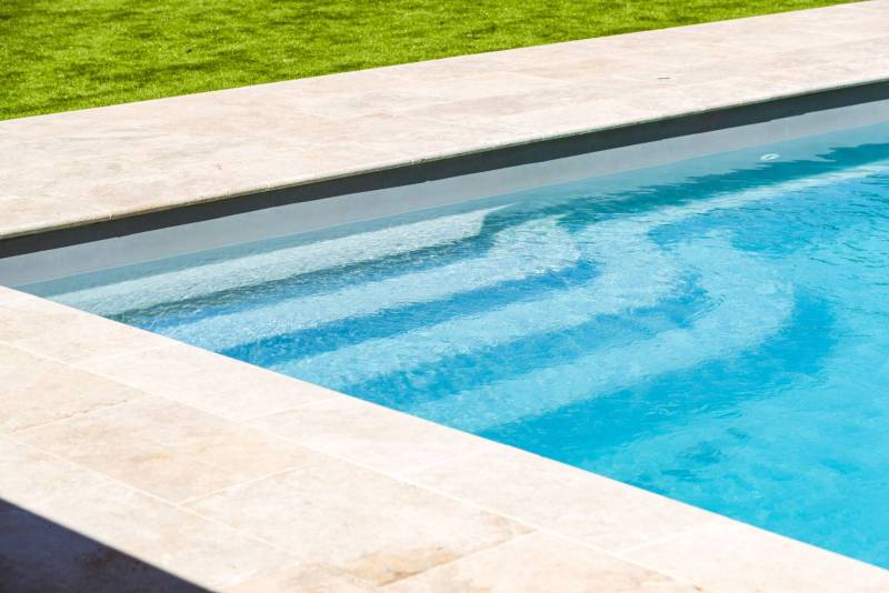 PISCINE COQUE POLYESTER AVEC BANQUETTE ET ESCALIER D'ANGLE MODÈLE BORNÉO