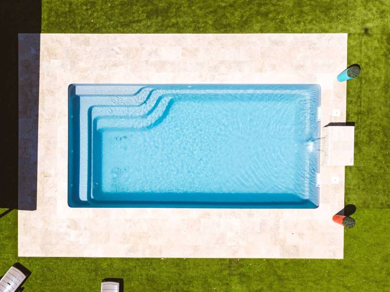 PISCINE COQUE POLYESTER AVEC BANQUETTE ET ESCALIER D'ANGLE MODÈLE BORNÉO