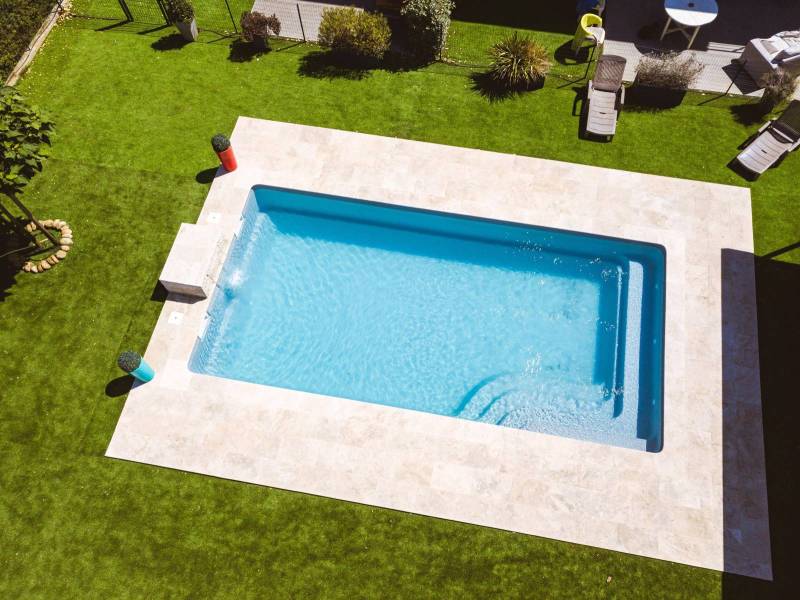 PISCINE COQUE POLYESTER AVEC BANQUETTE ET ESCALIER D'ANGLE MODÈLE BORNÉO