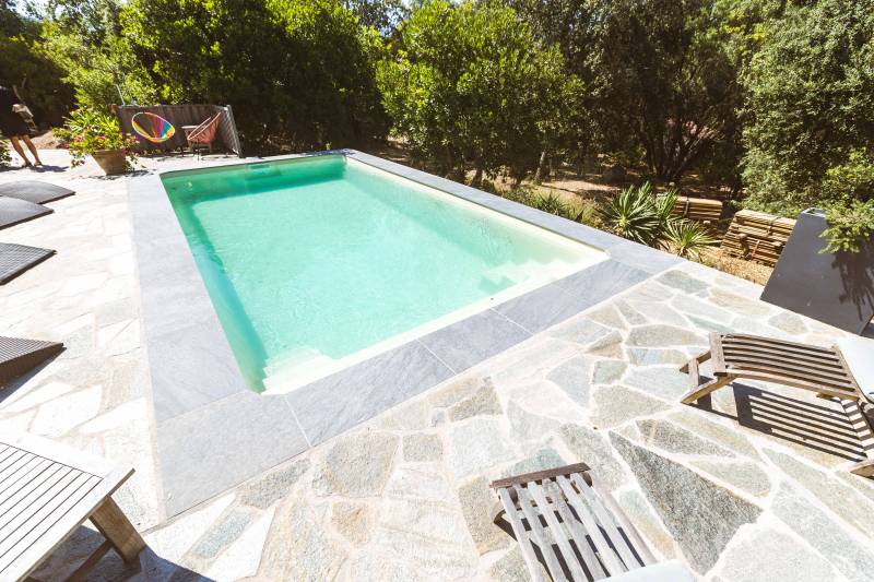 PISCINE COQUE POLYESTER À FOND PLAT AVEC BANQUETTE MODÈLE SICILE