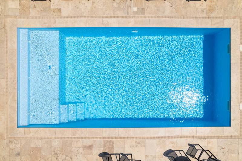 PISCINE COQUE POLYESTER AVEC PLAGE MODÈLE SAMOA