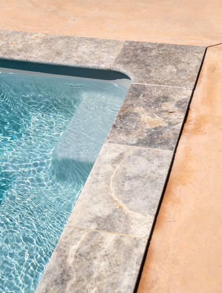 PISCINE COQUE POLYESTER RECTANGULAIRE AVEC ESCALIERS D'ANGLES ET BANQUETTE MODÈLE BAHAMAS