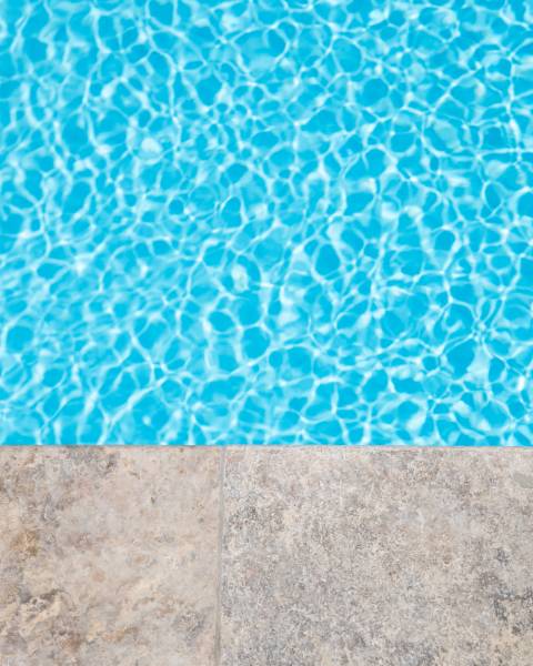 PISCINE COQUE POLYESTER RECTANGULAIRE AVEC ESCALIER D'ANGLE ET BANQUETTE MODÈLE FÉROÉ