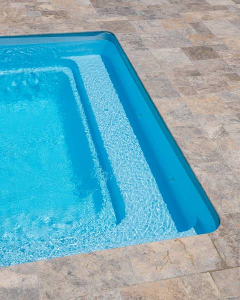 PISCINE COQUE POLYESTER RECTANGULAIRE AVEC ESCALIER D'ANGLE ET BANQUETTE MODÈLE FÉROÉ