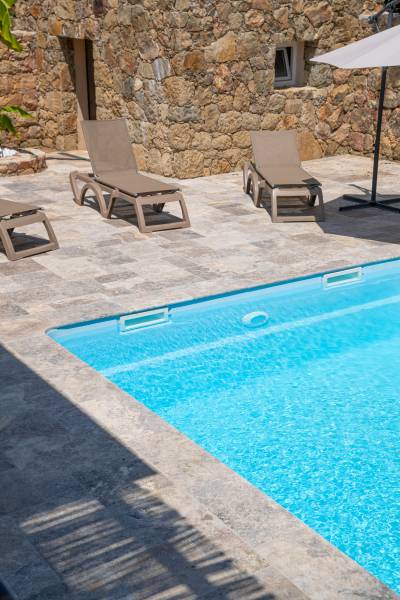 PISCINE COQUE POLYESTER RECTANGULAIRE AVEC ESCALIER D'ANGLE ET BANQUETTE MODÈLE FÉROÉ