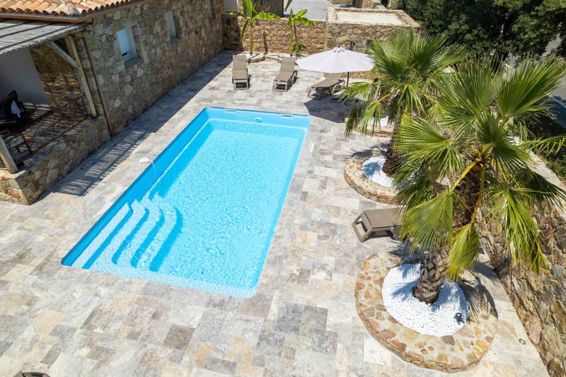 PISCINE COQUE POLYESTER RECTANGULAIRE AVEC ESCALIER D'ANGLE ET BANQUETTE MODÈLE FÉROÉ