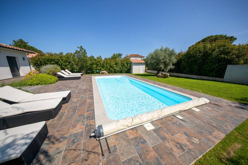 PISCINE COQUE POLYESTER RECTANGULAIRE AVEC ESCALIER D'ANGLE ET BANQUETTE MODÈLE BERMUDES