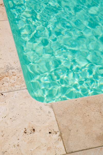 PISCINE COQUE POLYESTER RECTANGULAIRE AVEC ESCALIERS D'ANGLES ET BANQUETTE MODÈLE JERSEY