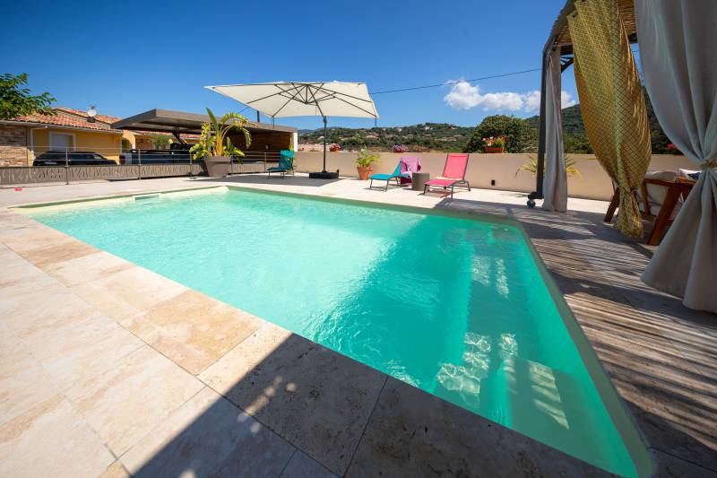 PISCINE COQUE POLYESTER RECTANGULAIRE AVEC ESCALIERS D'ANGLES ET BANQUETTE MODÈLE JERSEY