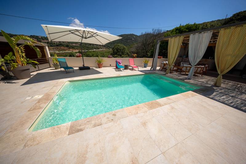 PISCINE COQUE POLYESTER RECTANGULAIRE AVEC ESCALIERS D'ANGLES ET BANQUETTE MODÈLE JERSEY