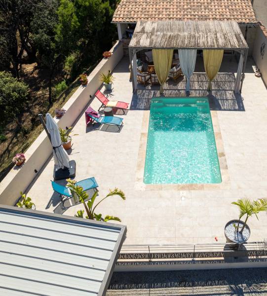 PISCINE COQUE POLYESTER RECTANGULAIRE AVEC ESCALIERS D'ANGLES ET BANQUETTE MODÈLE JERSEY