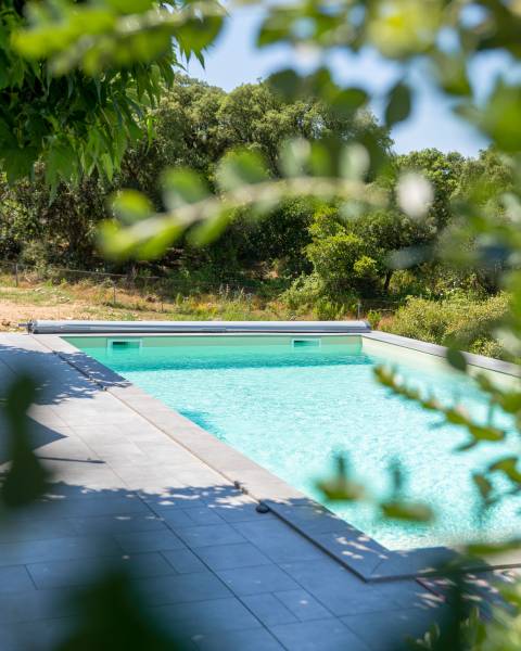 PISCINE COQUE POLYESTER À FOND PLAT, ANGLES DROITS ET PAROIS DROITES MODÈLE MARTINIQUE