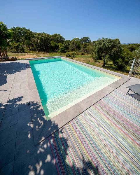 PISCINE COQUE POLYESTER À FOND PLAT, ANGLES DROITS ET PAROIS DROITES MODÈLE MARTINIQUE