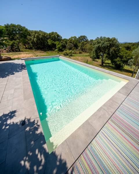 PISCINE COQUE POLYESTER À FOND PLAT MODÈLE MARTINIQUE À NÎMES